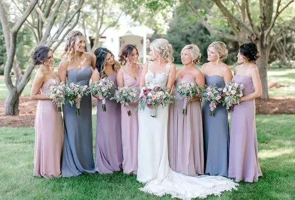 A difícil tarefa de escolher  a melhor paleta de cores do casamento.